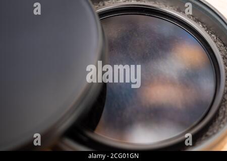 Filtre polarisant pour objectif reflex dans son étui élégant reflet du ciel Banque D'Images