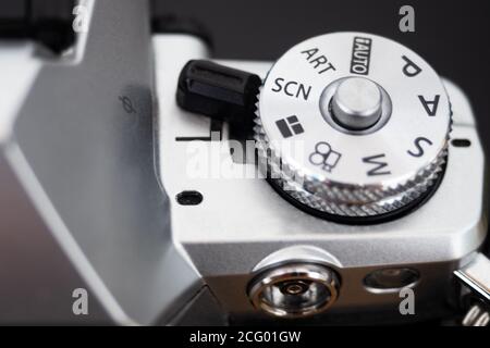 Molette de sélection du mode de prise de vue d'un appareil photo numérique moderne Banque D'Images