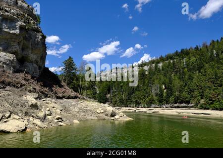 France, Doubs, Villers-le-Lac, Bassins et Saut du Doubs, lac de Chaillexon, falaises, à gauche France, à droite Suisse, sécheresse, vague de chaleur, s Banque D'Images