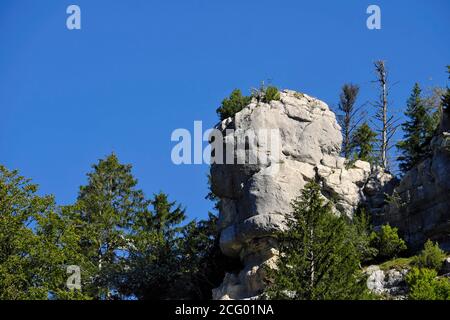 France, Doubs, Villers-le-Lac, Bassins et Saut du Doubs, lac de Chaillexon, falaises, rochers de la tête de Calvin ou du Sphinx du côté suisse Banque D'Images