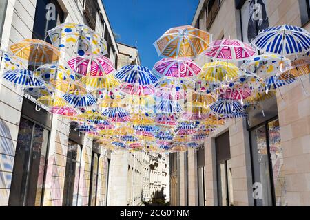 France, Gironde, Bordeaux, parapluie dans les rues de la ville Banque D'Images