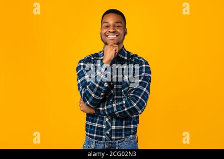 Positif Africain millennium Guy posant sourire à la caméra, Studio Shot Banque D'Images
