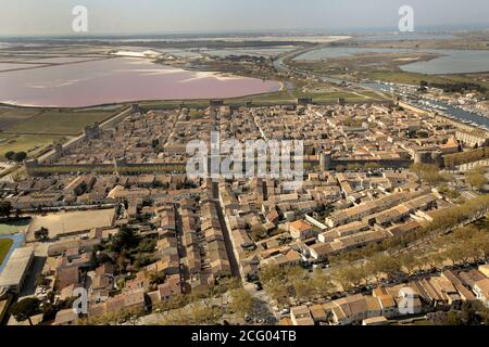 France, Gard, Aigues-mortes, cité médiévale, remparts et marais salants entourant la ville (vue aérienne) Banque D'Images