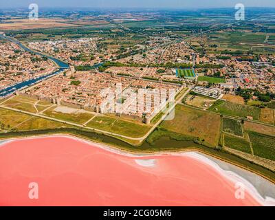 France, Gard, petite Camargue, ville médiévale d'Aigues mortes entourée par les marais salants (Salins du midi) (vue aérienne) Banque D'Images