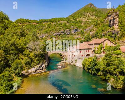 France, Aveyron, Nant, Gorges de la Dourbie, le moulin du corps et son pont du XVe siècle (vue aérienne) Banque D'Images