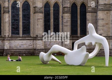 Grande figure inclinable de Henry Moore fait partie des pièces géantes d'art contemporain sur le terrain de la cathédrale de Salisbury dans le cadre d'une exposition d'art appelée Spirit and Endeavour, célébrant 800 ans depuis que la première pierre de la cathédrale a été posée. La collection comprend cette version en fibre de verre blanche, Salisbury, Wiltshire, Royaume-Uni, 8th septembre 2020. Banque D'Images