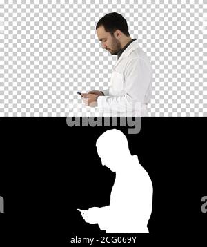 Gros plan portrait d'un beau professionnel de la santé ou d'un médecin ou d'une infirmière, texting sur téléphone cellulaire, Alpha Channel Banque D'Images