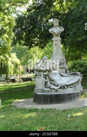 France, Paris, Parc Monceau, le buste de Guy de Maupassant, au pied du buste de l'écrivain «les Rameaux d'une femme qui vient de lire une de ses noves Banque D'Images