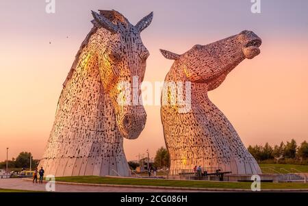 Vue sur les Kelpies à l'Helix, Falkirk, au coucher du soleil. Écosse. Les Kelpies sont des structures en acier basées sur les célèbres chevaux Clydesdale. Banque D'Images