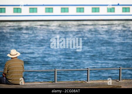 Mayence, Allemagne. 08 septembre 2020. Un homme est assis avec un chapeau de soleil sur la rive du Rhin de la capitale de l'État. Credit: Andreas Arnold/dpa/Alay Live News Banque D'Images