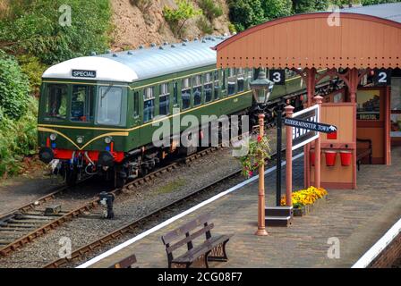 Bewdley, Angleterre - août 2016 : unité multiple de diesel restaurée dans une voie d'évitement à la gare de Bewdley, sur le chemin de fer de Severn Valley Banque D'Images