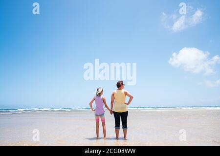 mère et fille sur la plage de kailua à hawaï Banque D'Images