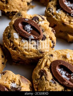 Boules décadentes de pâte à biscuits aux pépites de chocolat. Banque D'Images