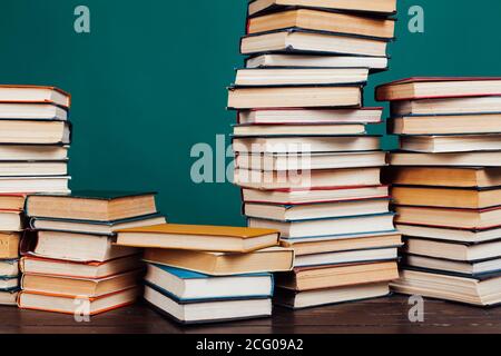 de nombreuses piles de livres éducatifs à étudier à l'université bibliothèque comme arrière-plan Banque D'Images