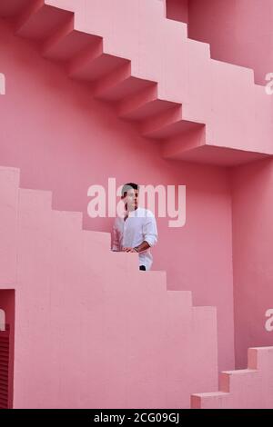Jeune latin dans la 'Muralla Roja' à Calpe, Espagne Banque D'Images