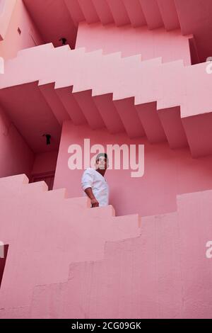 Jeune latin dans la 'Muralla Roja' à Calpe, Espagne Banque D'Images