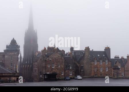 Vieille ville d'edimbourg le matin brumeux, Edimbourg, Ecosse Banque D'Images