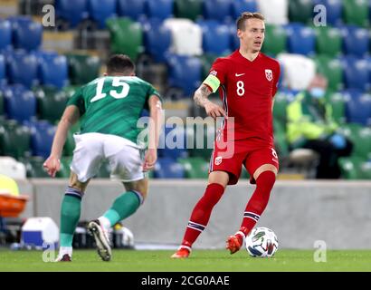 Stefan Johansen (à droite), en Norvège, contrôle le ballon loin de Jordan Thompson, en Irlande du Nord, lors du match de la Ligue B de l'UEFA Nations League Group 1 à Windsor Park, Belfast. Banque D'Images