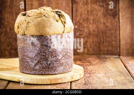panettone, pain de noël sur fond de bois rustique avec espace pour le texte Banque D'Images
