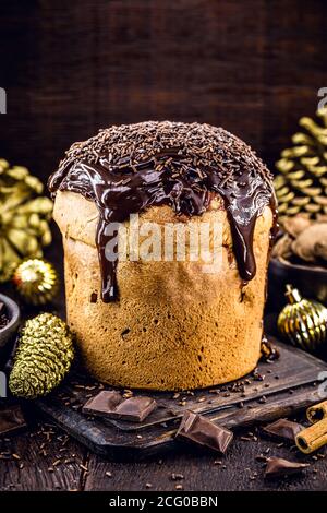 panettone de chocolat isolé sur fond de bois rustique, espace pour le texte. Dessert typique de Noël dans plusieurs pays du monde Banque D'Images