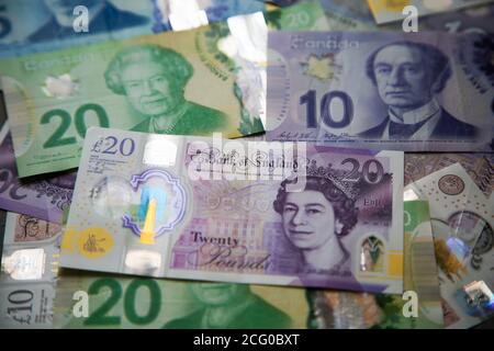 Royaume-Uni. 8 septembre 2020. Dans cette illustration, une collection de vingt livres sterling britanniques et cinq billets de vingt dollars canadiens sont présentés. Credit: Dinendra Haria/SOPA Images/ZUMA Wire/Alay Live News Banque D'Images