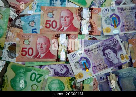 Royaume-Uni. 8 septembre 2020. Dans cette illustration, une collection de billets de dix et vingt livres sterling et de cinq, vingt et cinquante dollars canadiens est présentée. Credit: Dinendra Haria/SOPA Images/ZUMA Wire/Alay Live News Banque D'Images