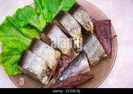le hareng haché et la salade sont sur une assiette blanche Banque D'Images