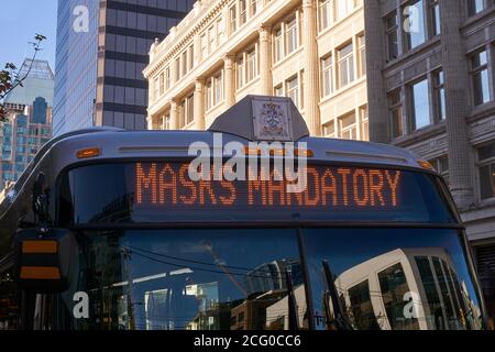 Vancouver, Canada. 7 septembre 2020. Une bannière LED sur un autobus du centre-ville de Vancouver rappelle aux passagers que le port de masques de protection est maintenant obligatoire sur toutes les formes de transport en commun. Cette règle a été instituée pour aider à freiner la propagation de la COVID-19. Banque D'Images