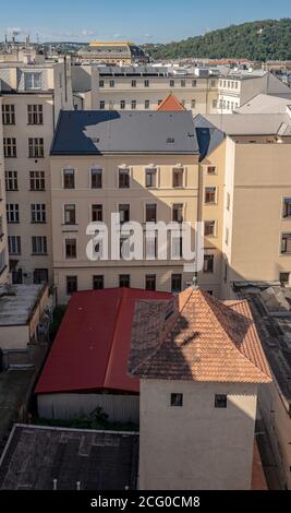 Arrière-cour à la frontière de la nouvelle et de la vieille ville de Prague avec deux toits pointés de tours préservées de vieux murs de la ville, habituellement inaccessibles. Banque D'Images