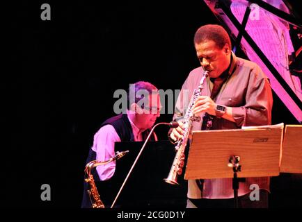 La légende du jazz Wayne Shorter se produit en direct aux côtés de Danilo Pérez (piano) Banque D'Images