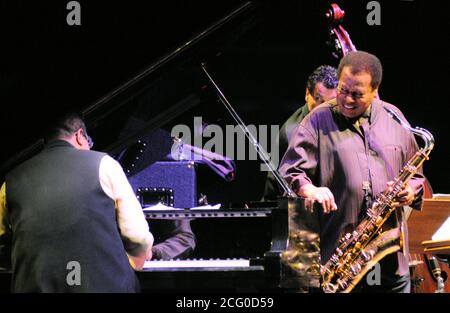 La légende du jazz Wayne Shorter se produit en direct aux côtés de Danilo Pérez (piano) Banque D'Images