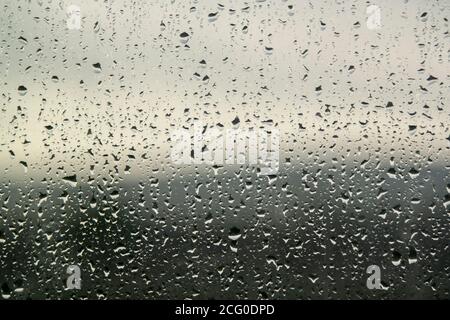 gouttes de pluie sur le verre. mauvais temps et jour nuageux Banque D'Images