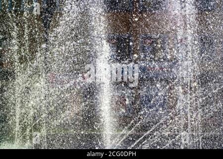 jets d'eau d'une fontaine, gouttes d'eau dans l'air, arrière-plan abstrait Banque D'Images