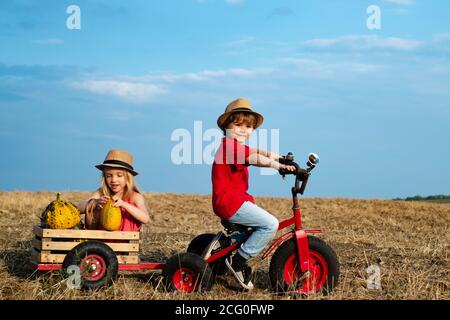 Positif petite fille et garçon. Belle journée amusante pour de jolis amis dans la nature. Petite fille et garçon aiment la vie et la nature. Les petits enfants mignons sourient Banque D'Images