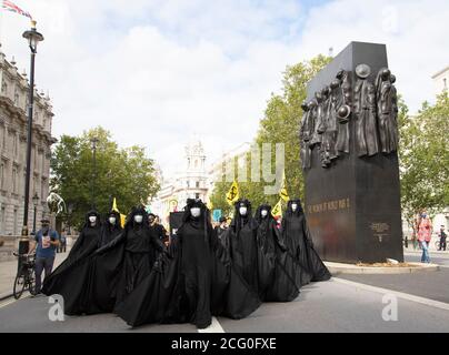 Londres, Royaume-Uni. 08 septembre 2020. Extinction les manifestants de la rébellion tiennent une manifestation à l'extérieur des bureaux de Shell, Jubilee Gardens, Londres, le 8 septembre 2020, demandant la fin de l'extraction des combustibles fossiles, de l'écocide et de l'oppression dans le sud du monde, suivie d'une marche pour réparation au Parlement. Red Rebels habillés comme 'le slick' marche devant le mémorial de guerre à l'extérieur de Downing Street Credit: Denise Laura Baker/Alay Live News Banque D'Images