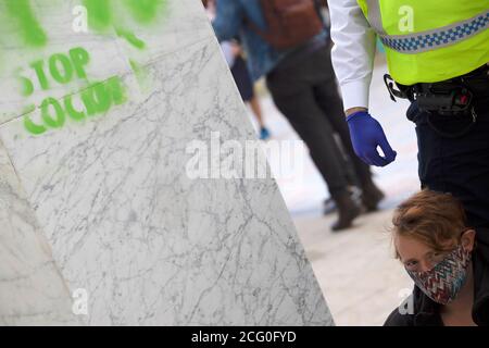 Londres, Royaume-Uni. 08 septembre 2020. Extinction les manifestants de la rébellion tiennent une manifestation à l'extérieur des bureaux de Shell, Jubilee Gardens, Londres, le 7 septembre 2020, demandant la fin de l'extraction des combustibles fossiles, de l'écocide et de l'oppression dans le sud du monde, suivie d'une marche pour réparation au Parlement. Un manifestant est détenu par la police après avoir pulvérisé un ecocide d'arrêt sur un mur de peinture à la craie crédit: Denise Laura Baker/Alay Live News Banque D'Images