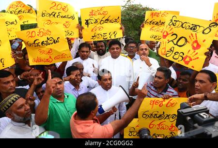 Colombo, Sri Lanka. 8 septembre 2020 : le chef de l'opposition sri-lankaise Sajith Premadasa, et d'autres législateurs de l'opposition et leurs partisans protestent devant le Parlement à Colombo, Sri Lanka, le 8 septembre 2020.les législateurs de l'opposition représentant la « Force des peuples Unis » ont protesté contre un plan gouvernemental visant à amender la constitution du pays. Les pancartes en langue cinghalaise se lisent ''du 20e amendement, un étranger à la présidence'' et 'le pays n'a-t-il pas besoin d'un pouvoir judiciaire indépendant ? Credit: Pradeep Dambarage/ZUMA Wire/Alay Live News Banque D'Images