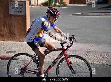 Un homme âgé passe son vélo de fitness le long d'une rue à Santa Fe, Nouveau-Mexique. Banque D'Images