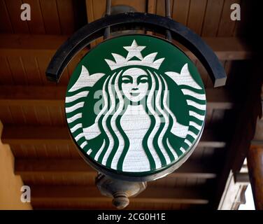 Une affiche d'affaires portant le logo Starbucks Coffee est suspendue au-dessus d'un café Starbucks à Santa Fe, Nouveau-Mexique. Banque D'Images