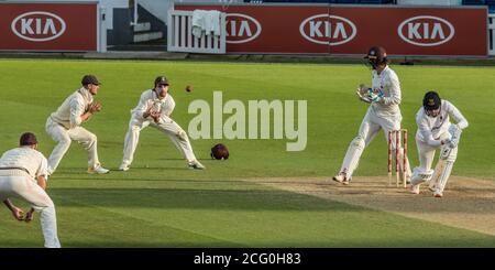 Londres, Royaume-Uni. 8 septembre 2020. Rory Burns prend une prise et Daniel Moriarty a le cricket de Jack Carson alors que Surrey prend Sussex le troisième jour du jeu Bob Willis Trophy à l'Oval. David Rowe/Alay Live News Banque D'Images