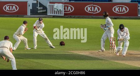 Londres, Royaume-Uni. 8 septembre 2020. Rory Burns prend une prise et Daniel Moriarty a le cricket de Jack Carson alors que Surrey prend Sussex le troisième jour du jeu Bob Willis Trophy à l'Oval. David Rowe/Alay Live News Banque D'Images