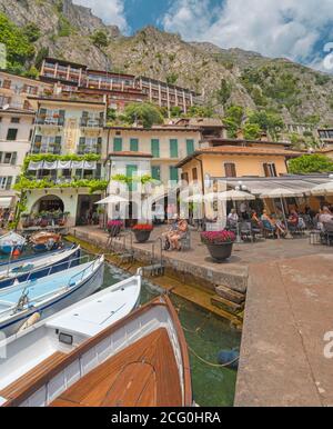 LIMONE sul Garda, ITALIE - 13 juin 2019 : Le petit port sous les Alpes rocks sur le Lago di Garda Lake. Banque D'Images