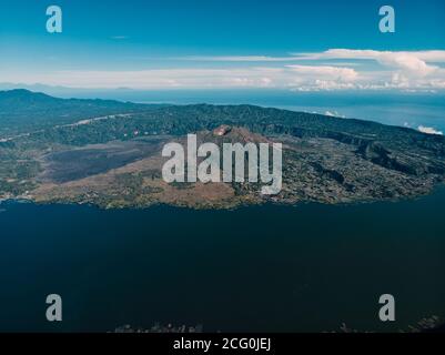 Vue aérienne sur le volcan Batur et le lac du cratère à Bali Banque D'Images