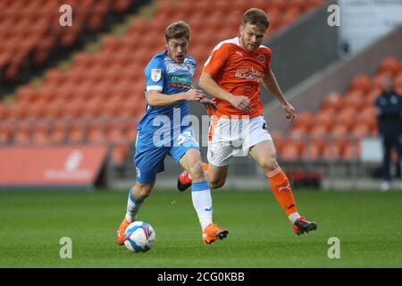 BLACKPOOL, ANGLETERRE. 8 SEPTEMBRE 2020 Luke James de Barrow en action avec Jordan Thorniley de Blackpool lors du match de Trophée EFL entre Blackpool et Barrow à Bloomfield Road, Blackpool. (Credit: Mark Fletcher | MI News) Credit: MI News & Sport /Alay Live News Banque D'Images