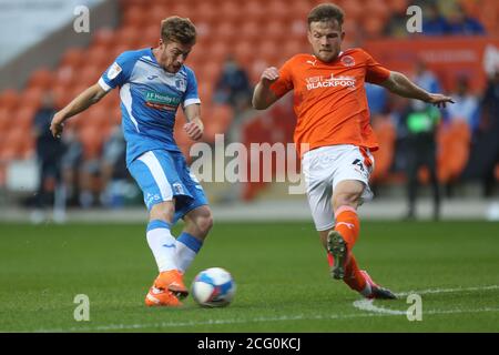 BLACKPOOL, ANGLETERRE. 8 SEPTEMBRE 2020 Luke James de Barrow en action avec Jordan Thorniley de Blackpool lors du match de Trophée EFL entre Blackpool et Barrow à Bloomfield Road, Blackpool. (Credit: Mark Fletcher | MI News) Credit: MI News & Sport /Alay Live News Banque D'Images