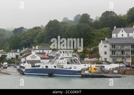 Le ferry supérieur qui navigue entre Dartmouth et Kingjure sur la rivière Dart, Dartmouth, Devon, Angleterre, Royaume-Uni. Banque D'Images