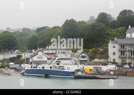 Le ferry supérieur qui navigue entre Dartmouth et Kingjure sur la rivière Dart, Dartmouth, Devon, Angleterre, Royaume-Uni. Banque D'Images