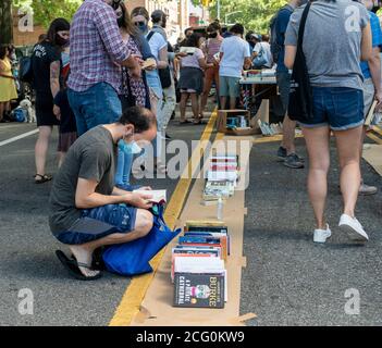 Les amateurs de livres affluent dans le quartier Astoria de Queens à New York le dimanche 30 août 2020 pour parcourir les livres donnés gratuitement lors d'une foire du livre. (© Richard B. Levine) Banque D'Images