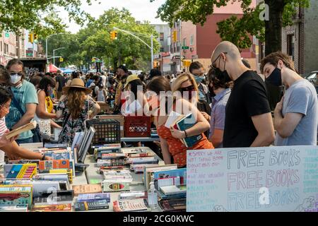 Les amateurs de livres affluent dans le quartier Astoria de Queens à New York le dimanche 30 août 2020 pour parcourir les livres donnés gratuitement lors d'une foire du livre. (© Richard B. Levine) Banque D'Images