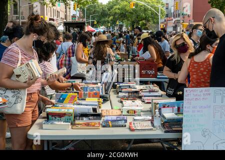 Les amateurs de livres affluent dans le quartier Astoria de Queens à New York le dimanche 30 août 2020 pour parcourir les livres donnés gratuitement lors d'une foire du livre. (© Richard B. Levine) Banque D'Images